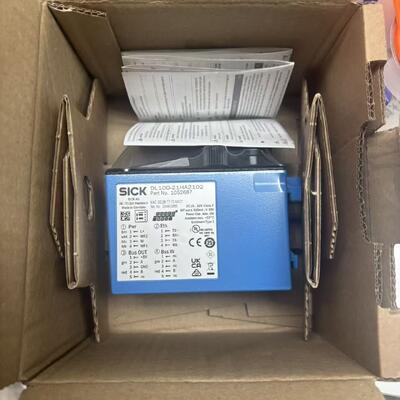 Sensore di distanza riflettente da interno Sick DL100-21HA2102 con risoluzione di 0,1 mm