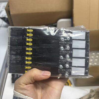 Valvola pneumatica AVENTICS STOCK 5/2 direzionale con doppio solenoide 850 l/min e 24 V DC