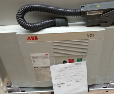 ABB VD4 Medium Voltage Vacuum Circuit-Breaker con 630 A corrente nominale 50/60 Hz frequenza e 140 kg di peso